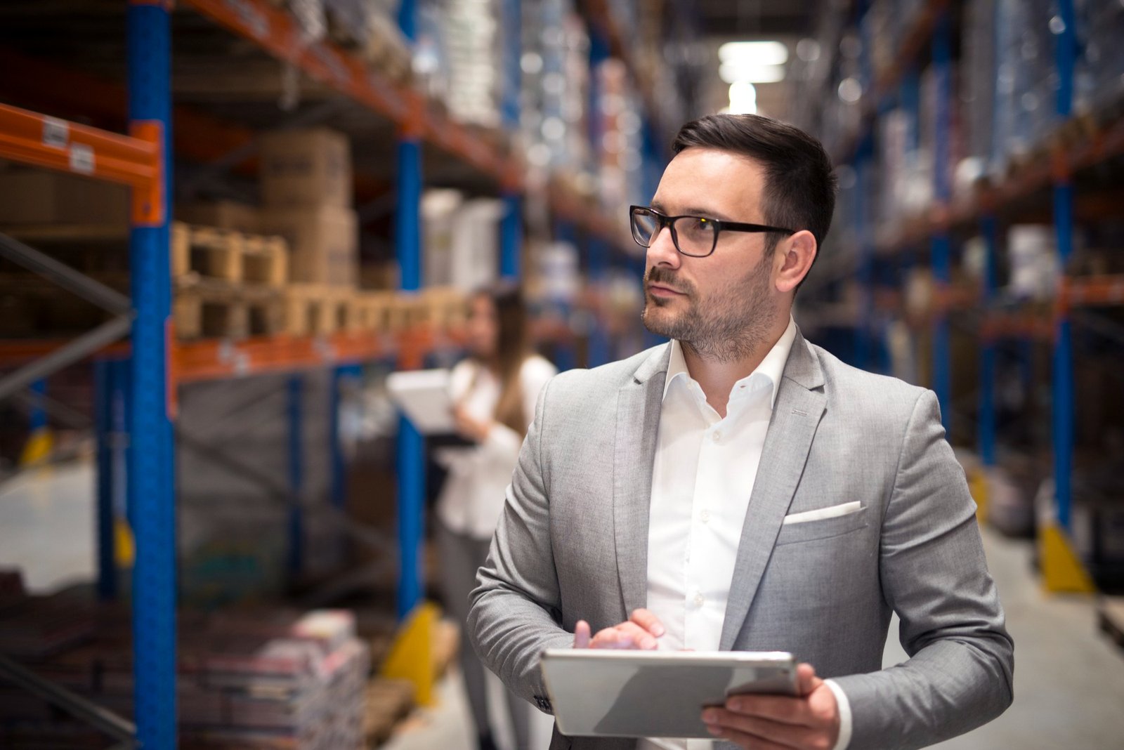 Profissional analisando informações em um ambiente de trabalho